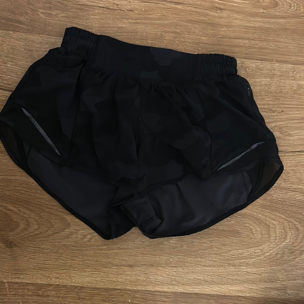 Lululemon hottie-hot low rise shorts -size(4) 2.5 inseam